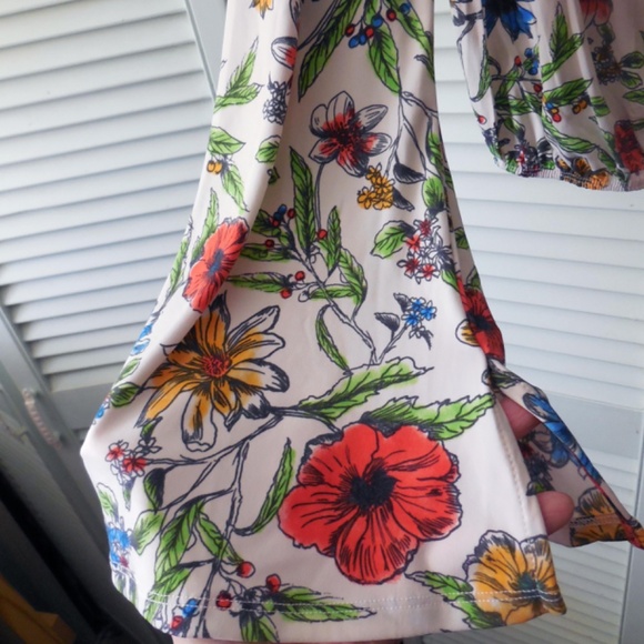 Free People NWT Size L Womens "Martini" Floral Top Bell Sleeves - Picture 4 of 4